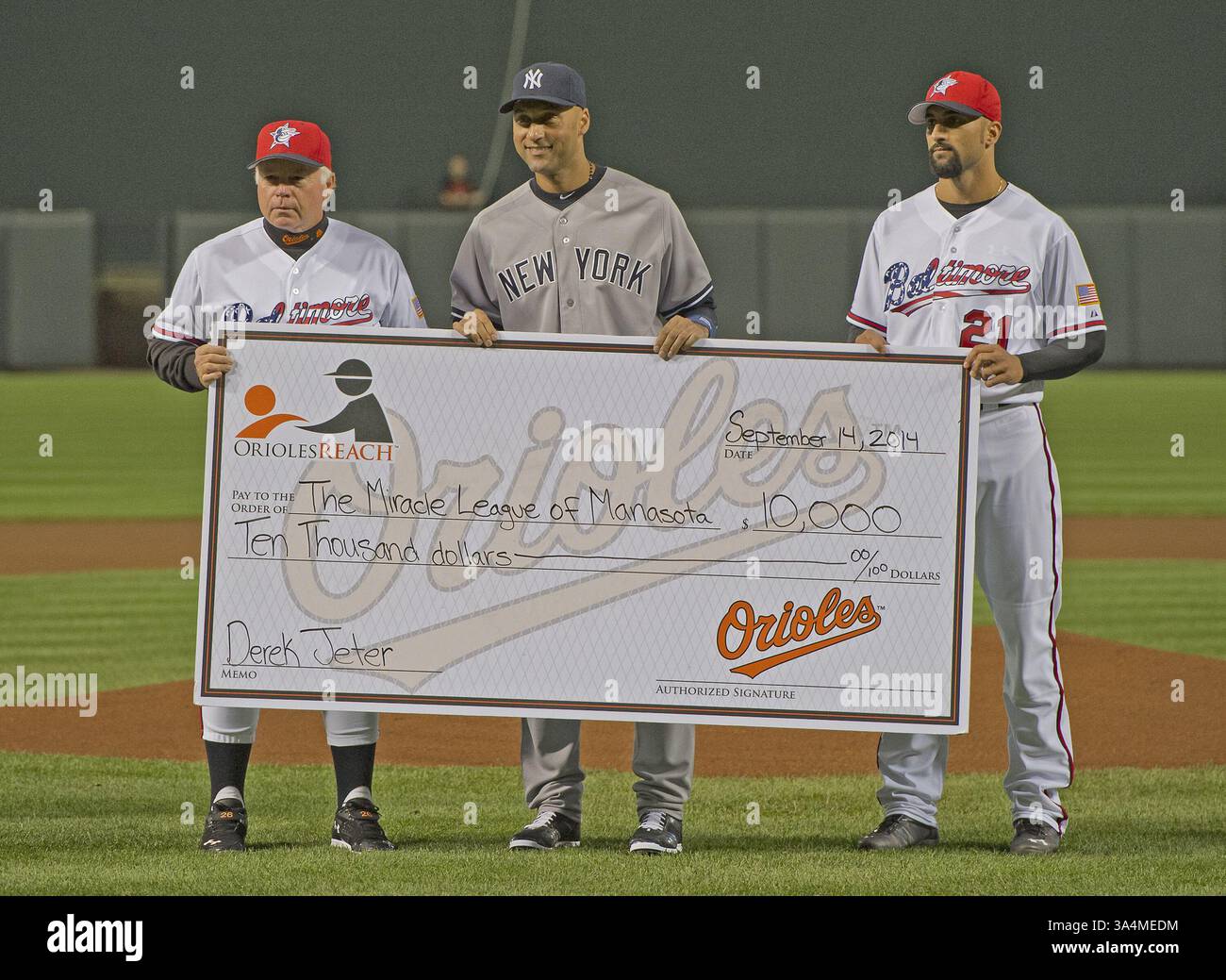 14 septembre 2014 - Baltimore, Maryland, États-Unis d'Amérique - L'arrêt court des Yankees de New York Derek jeter (2), au centre, reçoit un chèque de 10 000,00 $ par le manager de Baltimore Orioles, Buck Showalter (26), joueur de terrain gauche et droit, Nick Markakis (crédit image : © Ron Sachs/CNP/ZUMAPRESS.com) Banque D'Images