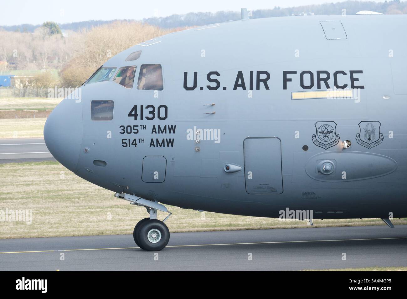 L'avion de transport Boeing C-17 Globemaster III de l'USAF du 305 AMW McGuire AFB USA vu rouler à l'aéroport de Prestwick en Écosse en mars 2025 Banque D'Images