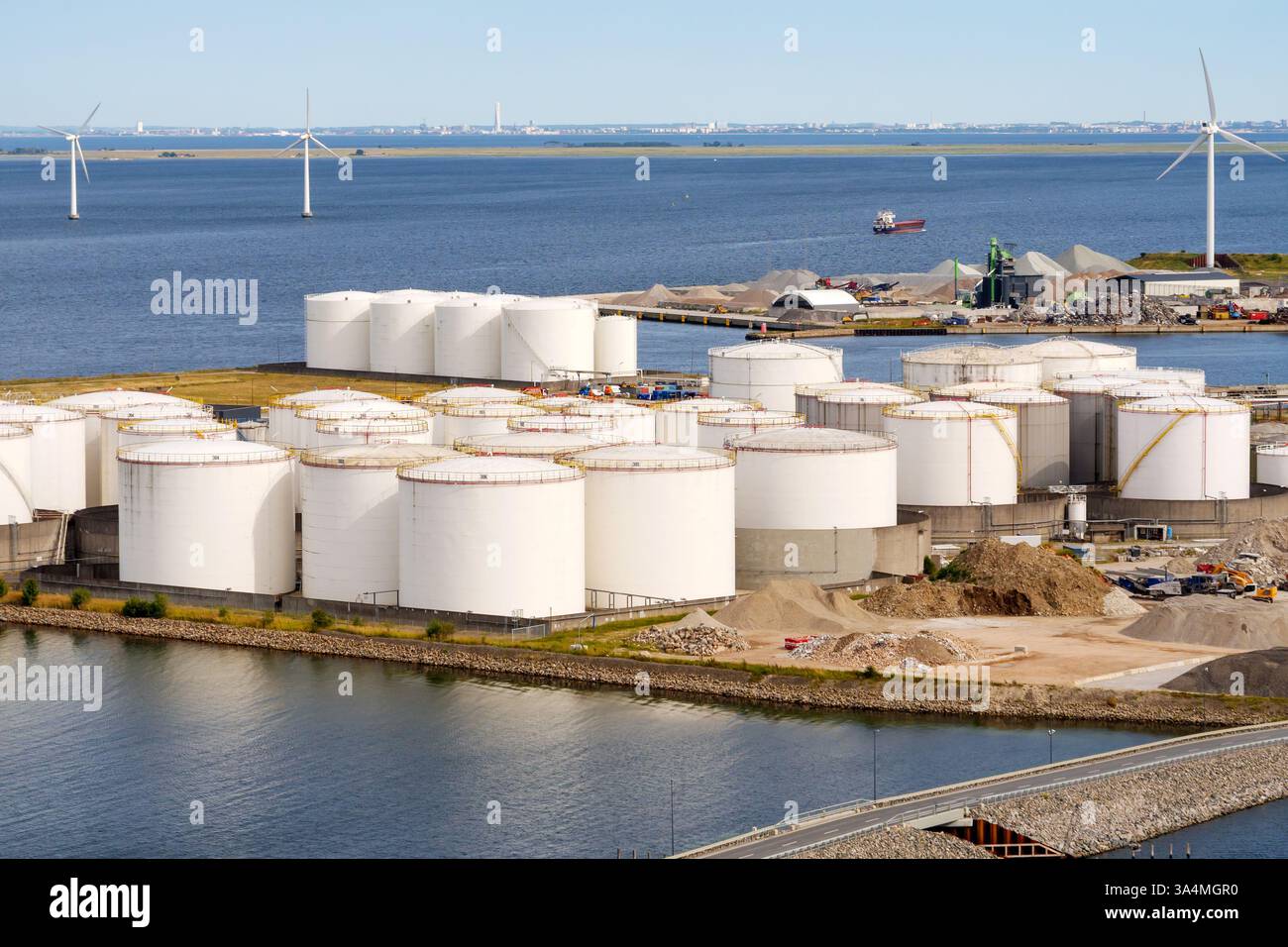 Réservoirs de stockage et terminal de carburant sur l'île artificielle de Prøvestenen à Øresund depuis CopenHill, Copenhague, Danemark Banque D'Images