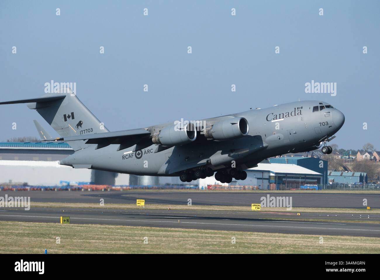 Aviation royale canadienne Boeing C-17 Globemaster de l'ARC décollant de Prestwick Scotland UK en mars 2025 Banque D'Images