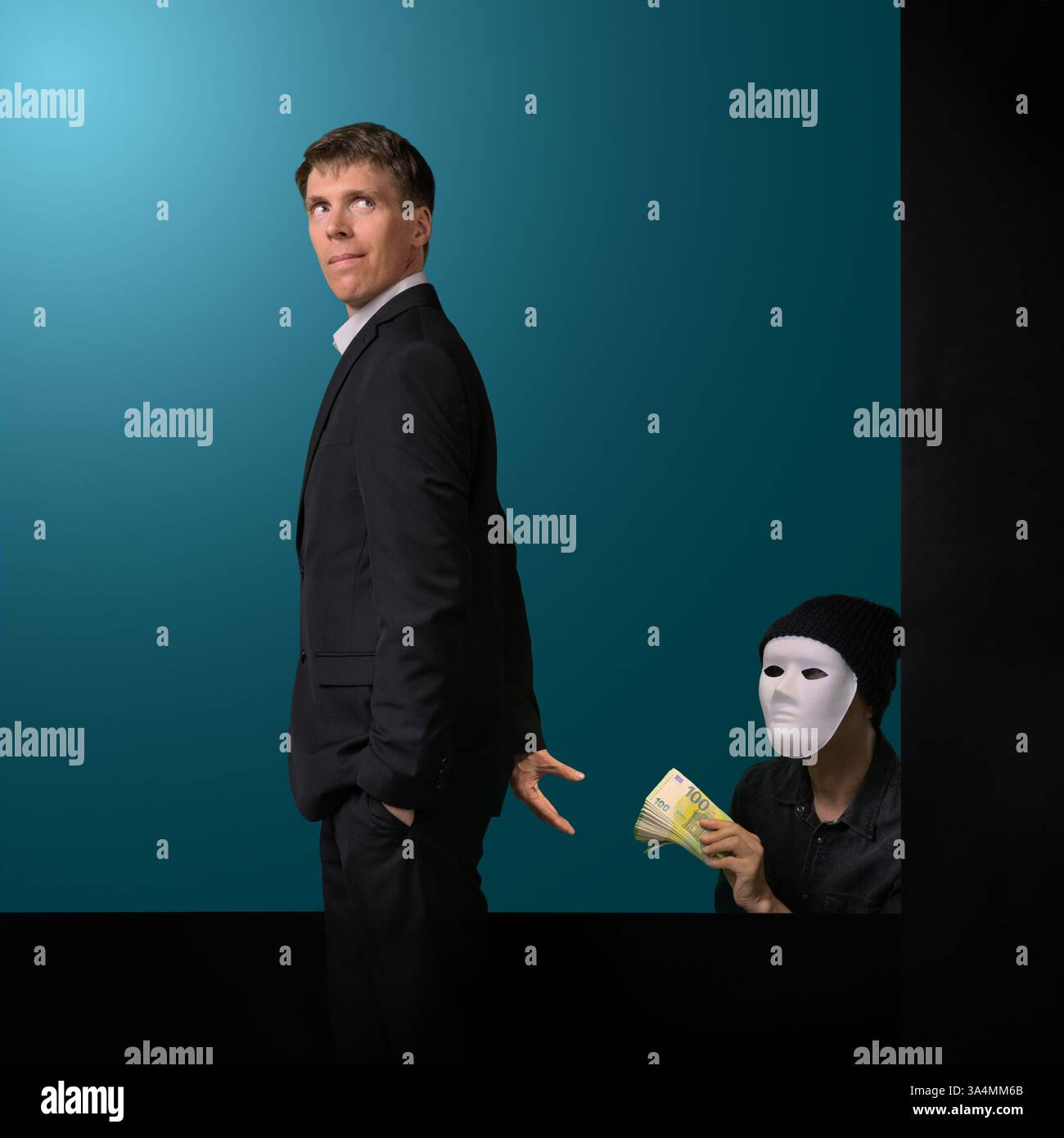 Jeune homme d'affaires corrompu recevant de l'argent de pot-de-vin secret d'un homme masqué caché dans un coin Banque D'Images