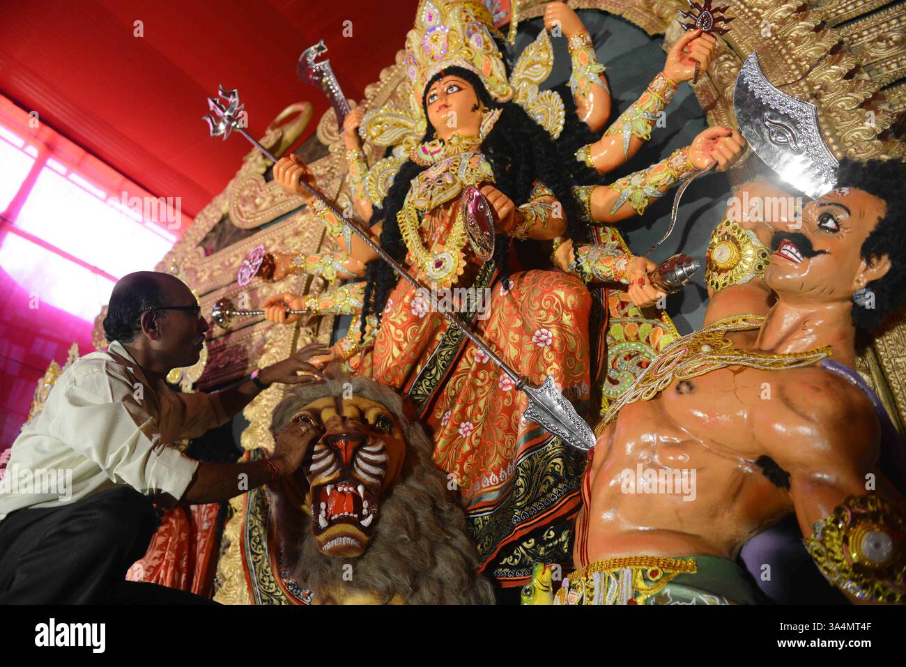 NEW DELHI, INDE –SEPTEMBRE 29 : artiste donne la touche finale à l’idole de la Déesse Durga lors du festival Navratra, à New Delhi. (Crédit image : © India Today/ZUMA Wire) Banque D'Images