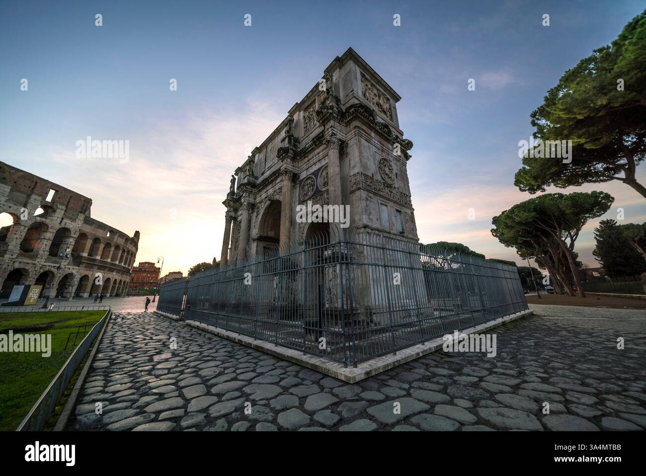 L'Arc de Constantin à côté du Colisée à Rome en Italie. Banque D'Images