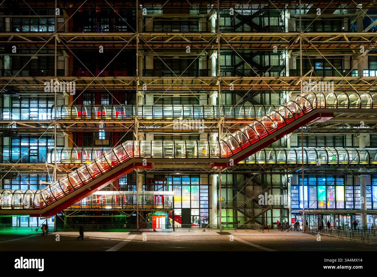 Extérieur du bâtiment Centre Pompidou (ou Beaubourg) la nuit, intérieur-extérieur architecture moderne colorée par Renzo Piano et Richard Rogers en Franc de Paris Banque D'Images