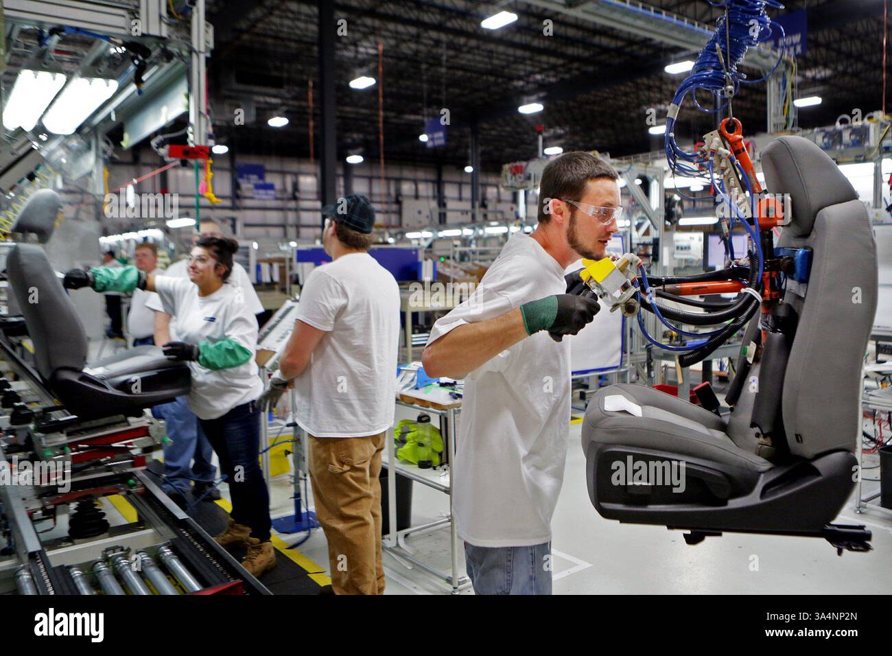 17 décembre 2014 - Wentzville, Missouri, États-Unis - Jonathan Knigge utilise un dispositif de levage mécanique pour transférer un siège avant complet qui ira dans un Colorado de Chevrolet ou un Canyon de GMC le mercredi 17 décembre 2014, à l'usine Faurecia de Wentzville, Moya (crédit image : © Huy Mach/TNS/ZUMA Wire) Banque D'Images