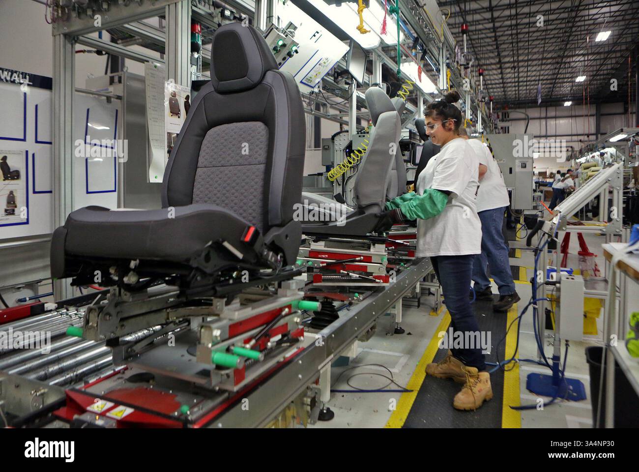 17 décembre 2014 - Wentzville, MO, États-Unis - Maria Hayden vérifie la qualité de la production des sièges avant qui équiperont un Chevrolet Colorado ou un GMC Canyon le mercredi 17 décembre 2014, à l'usine Faurecia de Wentzville, Moya (crédit image : © Huy Mach/TNS/ZUMA Wire) Banque D'Images