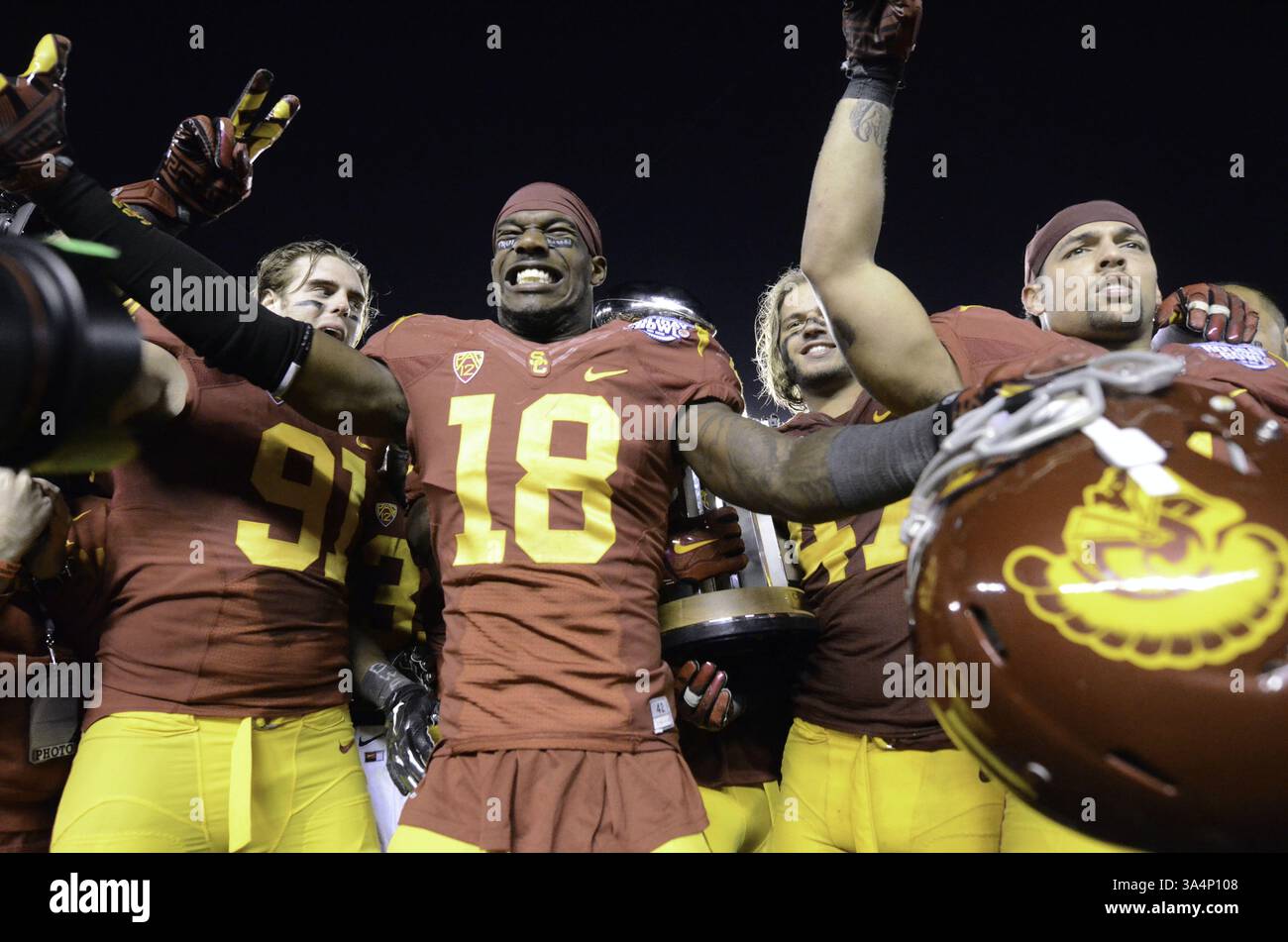 Dec. 27, 2014 - San Diego, Californie, U. S - les Trojans de l'USC célèbrent une victoire après le match de football Nebraska vs USC le samedi 27 décembre 2014 au National University Holiday Bowl à San Diego, CA. (Crédit image : © Ricky Bassman/ZUMA Wire) Banque D'Images