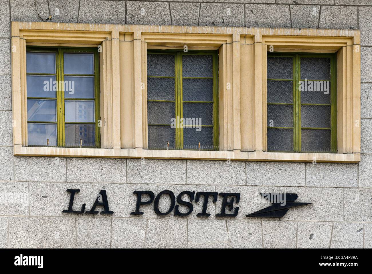 Panneau 'la poste' sur la façade de la poste, sous trois fenêtres d'affilée, Chamonix, haute Savoie, Auvergne Rhône Alpes, France Banque D'Images