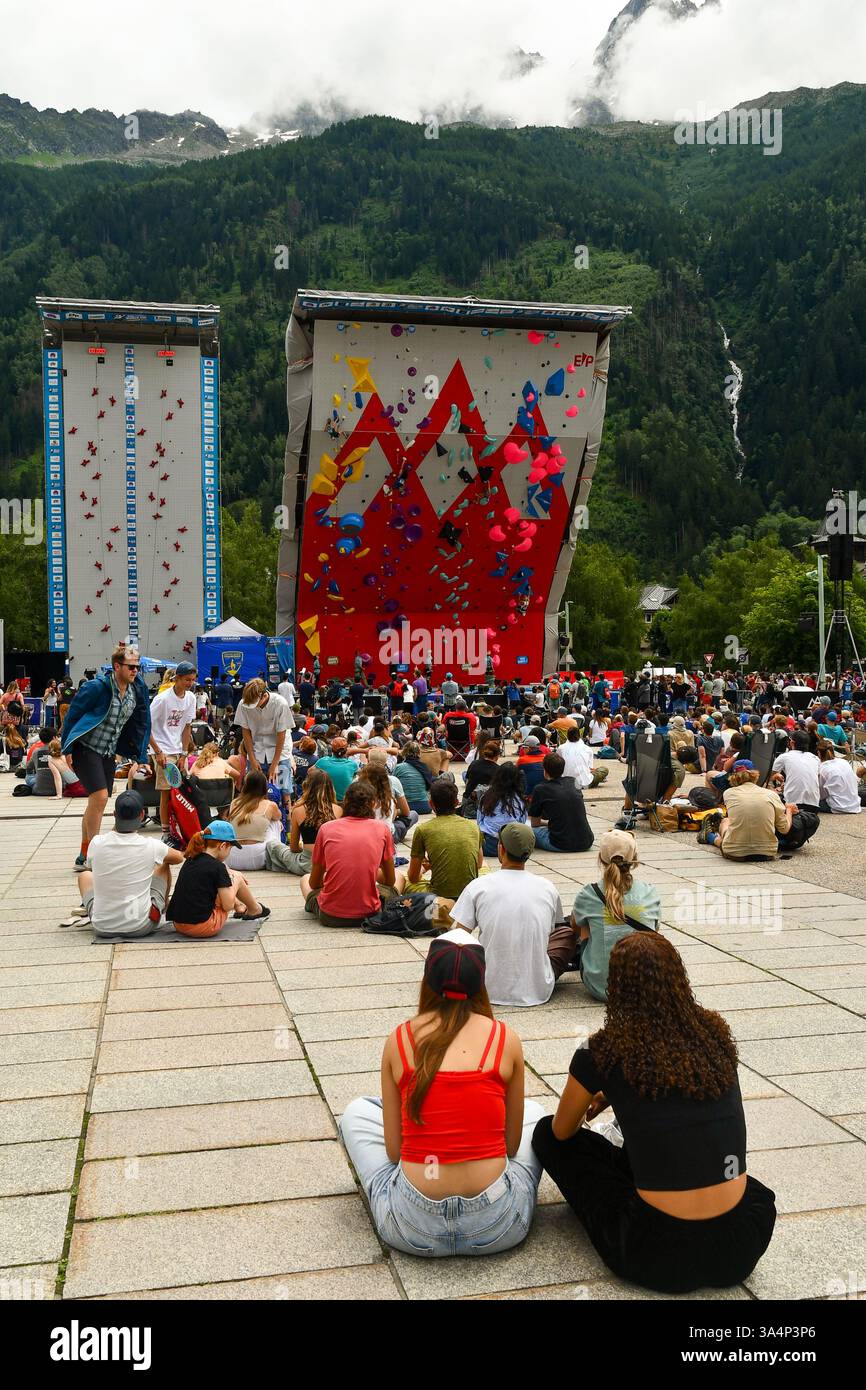 Place du Mont Blanc bondé de monde pendant la Coupe du monde d'escalade IFSC Speed and Lead 2024, Chamonix, haute Savoie, France Banque D'Images