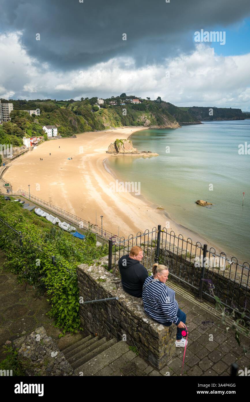 Vacanciers appréciant la vue sur la côte sud du pays de Galles à North Beach, Tenby, Royaume-Uni. Banque D'Images