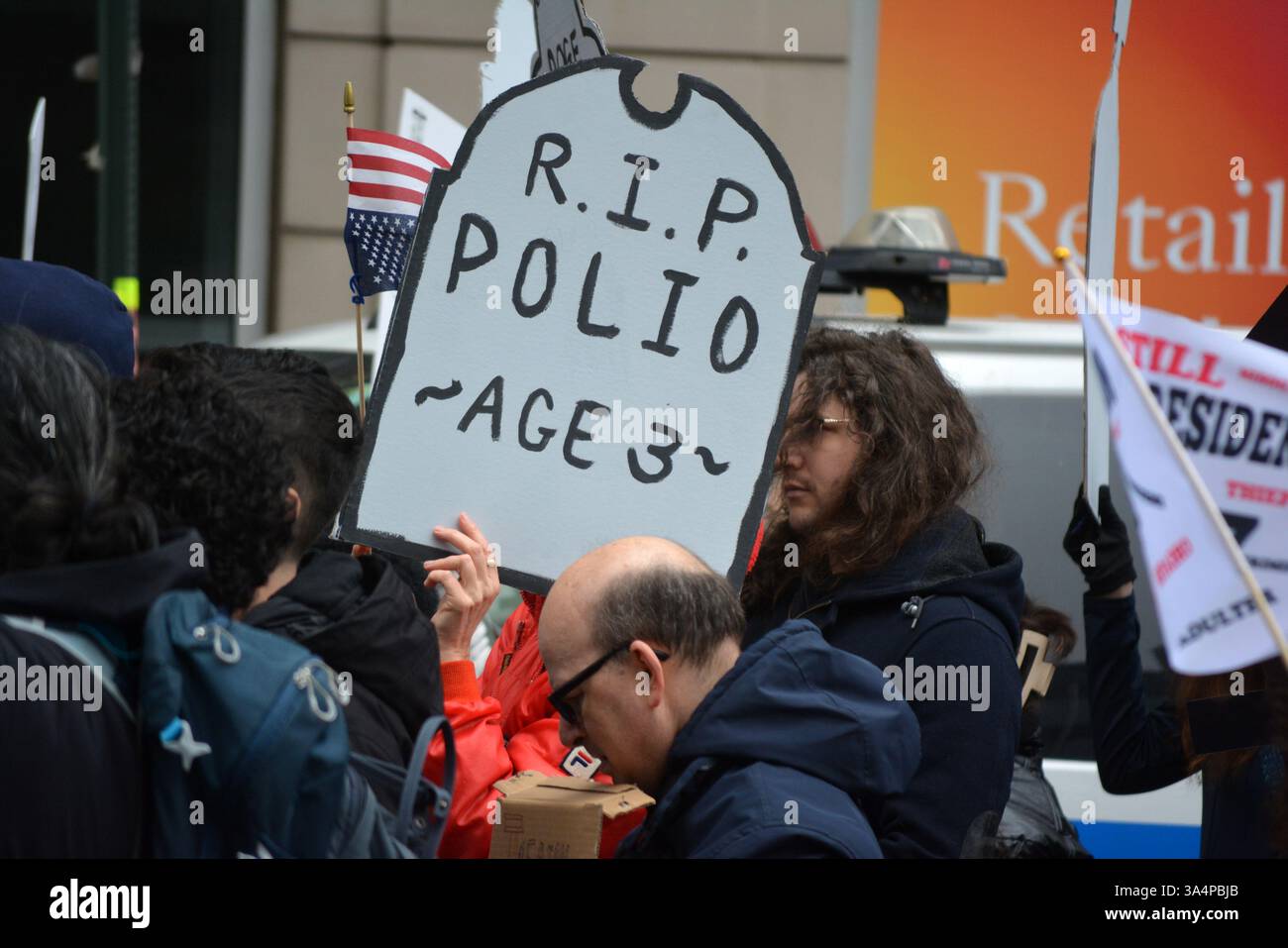 Manifestants avec de fausses pierres tombales lors d'un rassemblement Stop the Cuts contre DOGE dans Lower Manhattan. Banque D'Images