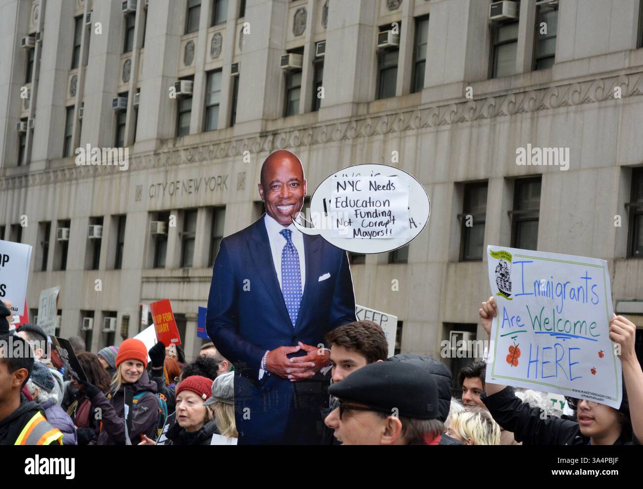 Découpe du maire de New York Eric Adams lors d'un rassemblement Stop the Cuts dans Lower Manhattan. Banque D'Images