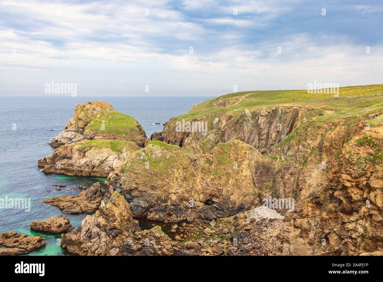 Vue sur le paysage marin sur une côte spectaculaire avec des rochers à la mer Banque D'Images