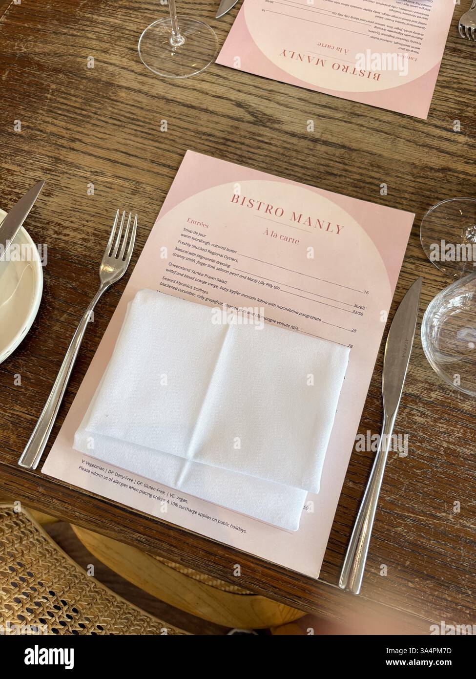 Une table et un menu à la carte pour le Bistro Manly à l'intérieur du Manly Pacific Hotel, à Sydney, en Australie. Banque D'Images