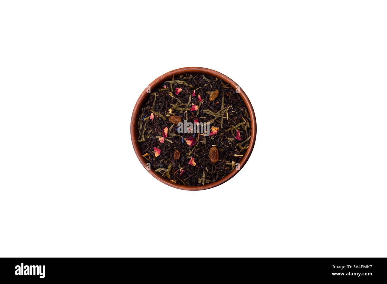 Mélange de thé sec mélange noir, vert et pétales de fleur dans un bol sur fond blanc Banque D'Images