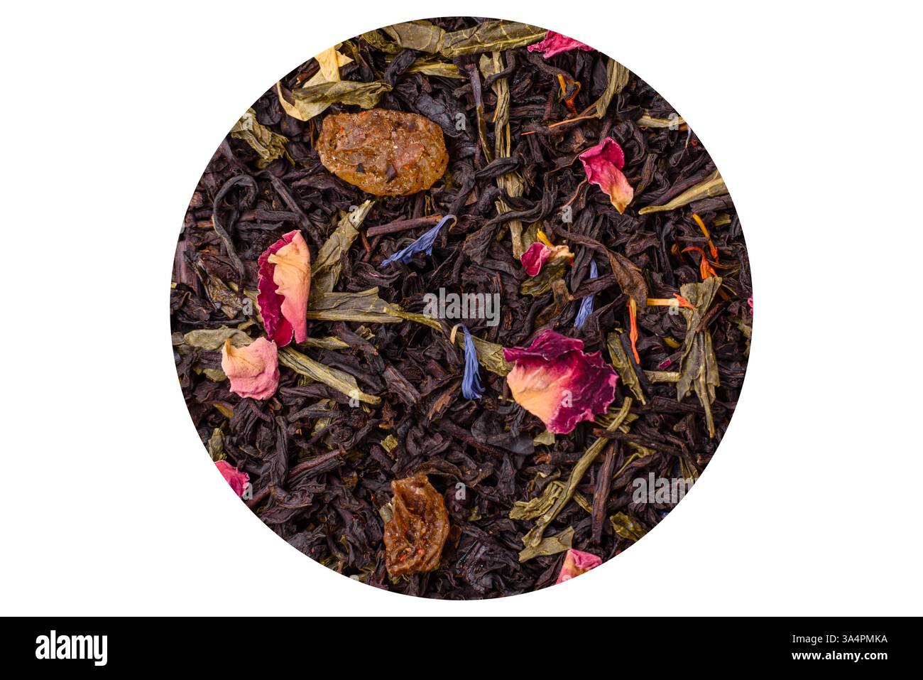 Mélange de thé sec mélange noir, vert et pétales de fleur dans un bol sur fond blanc Banque D'Images