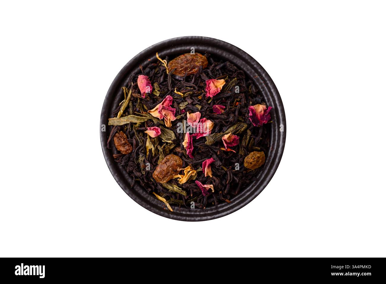 Mélange de thé sec mélange noir, vert et pétales de fleur dans un bol sur fond blanc Banque D'Images