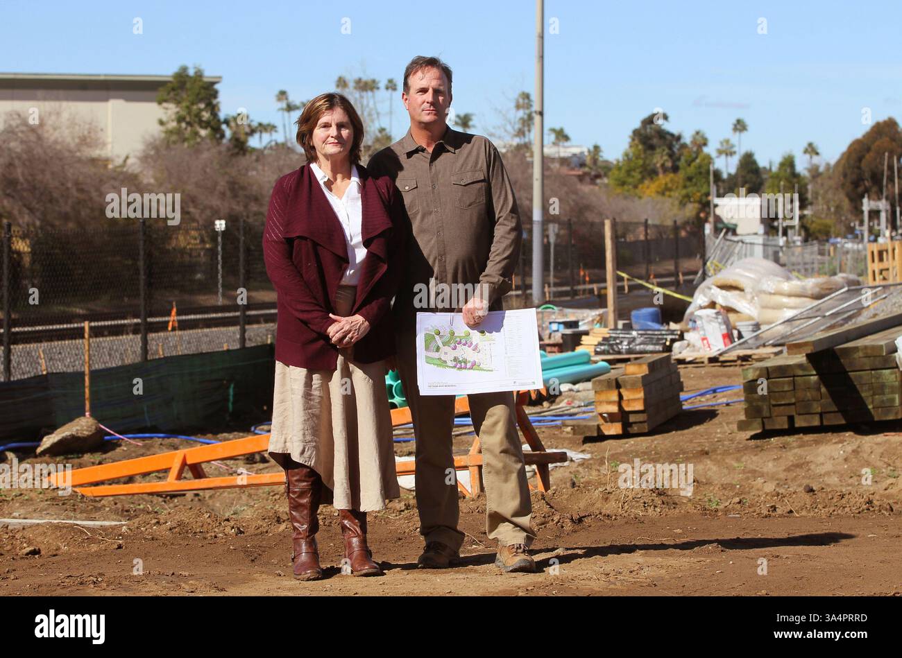 27 janvier 2015 - Escondido, Californie, États-Unis - 27 janvier 2015 Vista, Californie USA | Portrait de Mary Ann Pinamonti et de son frère Rico Pinamonti sur le site d'un mémorial prévu pour leur frère aîné Ernie Pinamonti tué dans la guerre du Vietnam en 1969. Il se trouve à l'extrémité nord du grand projet commercial/résidentiel Paseo pointe qui approche de son achèvement le long de l'avenue S. Santa Fe au centre-ville de Vista. | crédit photo obligatoire : photo par Charlie Neuman/UT San Diego/Copyright 2014 San Diego Union-Tribune, LLC (crédit image : © Charlie Neuman/U-T San Diego/ZUMA Wire) Banque D'Images