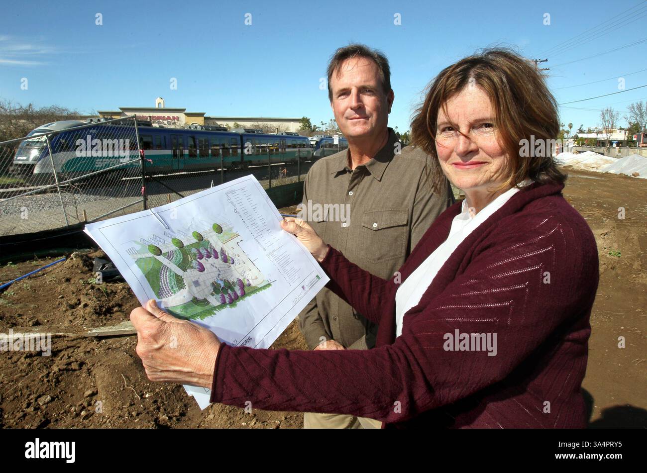 27 janvier 2015 - Escondido, Californie, États-Unis - 27 janvier 2015 Vista, Californie USA | Portrait de Mary Ann Pinamonti et de son frère Rico Pinamonti sur le site d'un mémorial prévu pour leur frère aîné Ernie Pinamonti tué dans la guerre du Vietnam en 1969. Mary Ann prépare le mémorial. Il se trouve à l'extrémité nord du grand projet commercial/résidentiel Paseo pointe qui approche de son achèvement le long de l'avenue S. Santa Fe au centre-ville de Vista. Au loin se trouve le train Sprinter qui passe devant qui vient de quitter la station voisine Vista transit Center. | crédit photo obligatoire : photo Banque D'Images