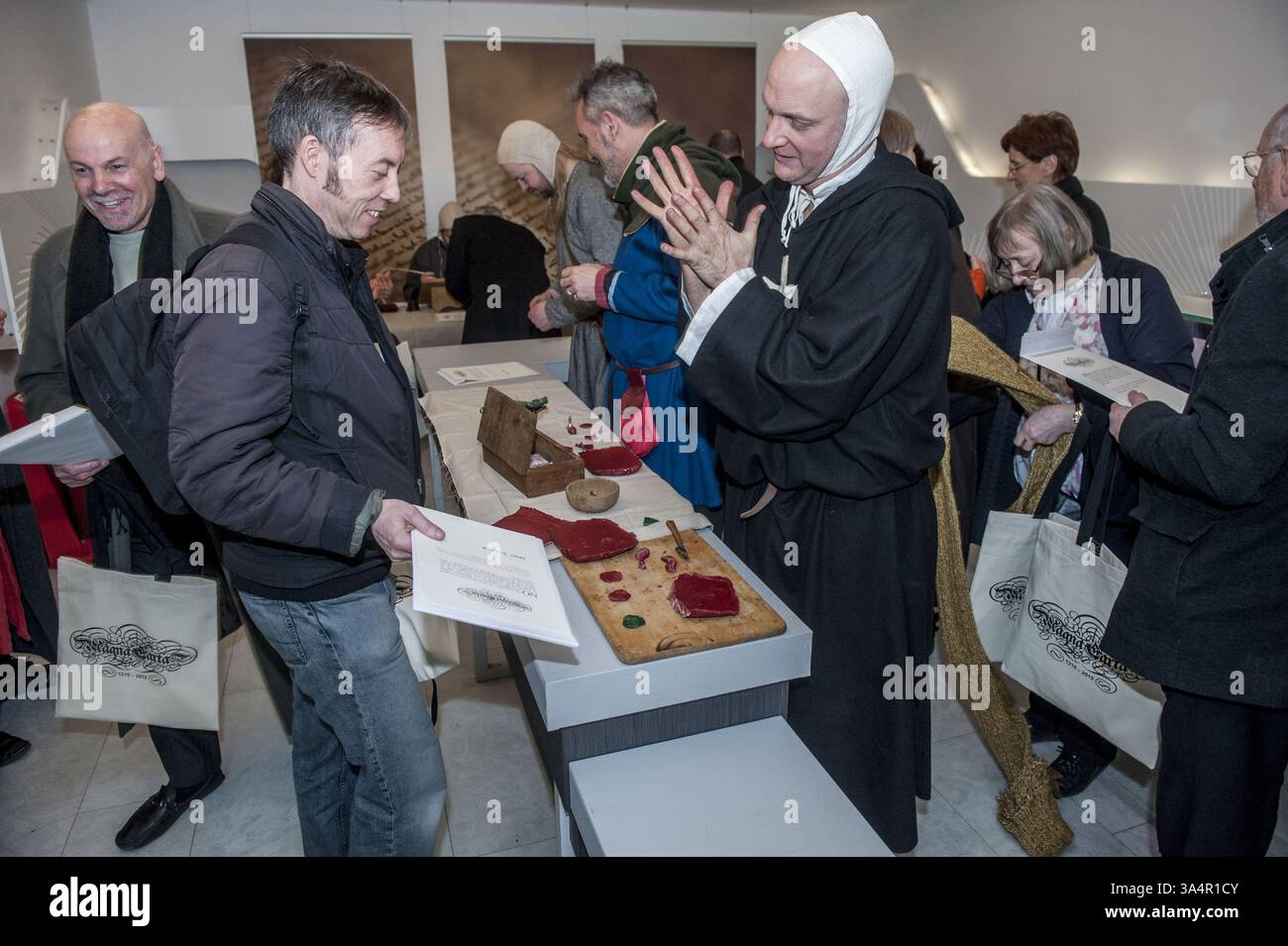 Feb 3, 2015 - Royaume-Uni, Royaume-Uni - British Library Magna Carta unification. Célébration du 800e anniversaire de la Magna Carta marquée par l’affichage des 4 documents originaux ensemble pour la première fois. Des exemplaires proviennent de Salisbury, des cathédrales de Lincoln et de la British Library. Les visiteurs ont reçu un certificat scellé ciré avec leurs noms gravés à la main dans le style « médiéval ». ..1215 personnes ont assisté à la journée tirées des bulletins de vote de 45000 de partout dans le monde. La Magna Carta est toujours considérée comme un document extrêmement important consacrant la loi comme souveraine et protégeant ainsi contre la tyrannie des dirigeants et de M. Banque D'Images