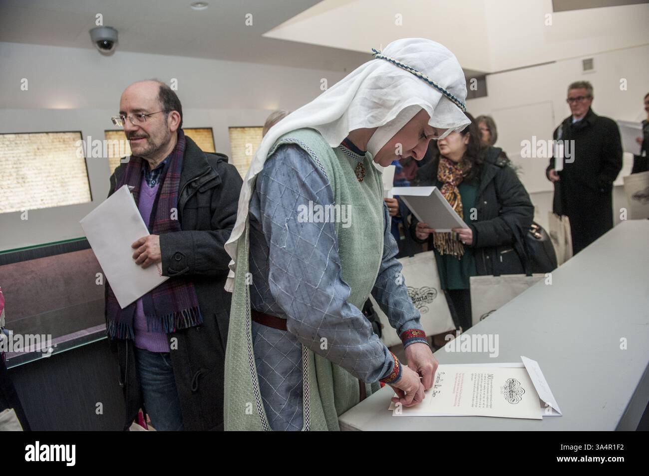 Feb 3, 2015 - Royaume-Uni, Royaume-Uni - British Library Magna Carta unification. Célébration du 800e anniversaire de la Magna Carta marquée par l’affichage des 4 documents originaux ensemble pour la première fois. Des exemplaires proviennent de Salisbury, des cathédrales de Lincoln et de la British Library. ..1215 personnes ont assisté à la journée tirées des bulletins de vote de 45000 de partout dans le monde. La Magna Carta est toujours considérée comme un document extrêmement important consacrant la loi comme souveraine et protégeant ainsi contre la tyrannie des dirigeants et la domination de la foule. ..cet événement vient avant les expositions de suivi au printemps regardant l'héritage de la Magna Banque D'Images