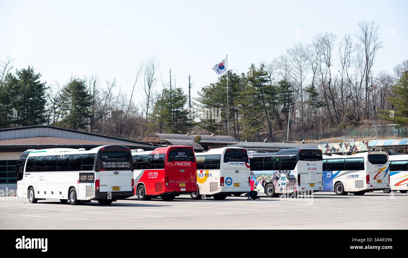 Bus touristiques à la DMZ près du troisième tunnel d'infiltration dans la zone démilitarisée coréenne, une bande de terre qui sépare la Corée du Nord et la Corée du Sud à Paju, donc Banque D'Images