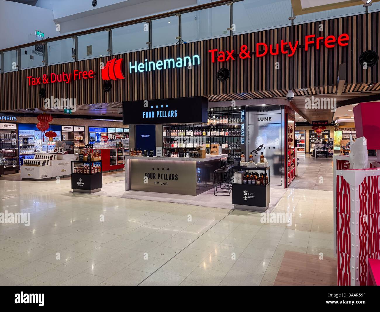 Vue sur la zone commerciale Heinemann Tax and duty free, à l'intérieur du terminal international de l'aéroport de Sydney Kingsford Smith. Banque D'Images