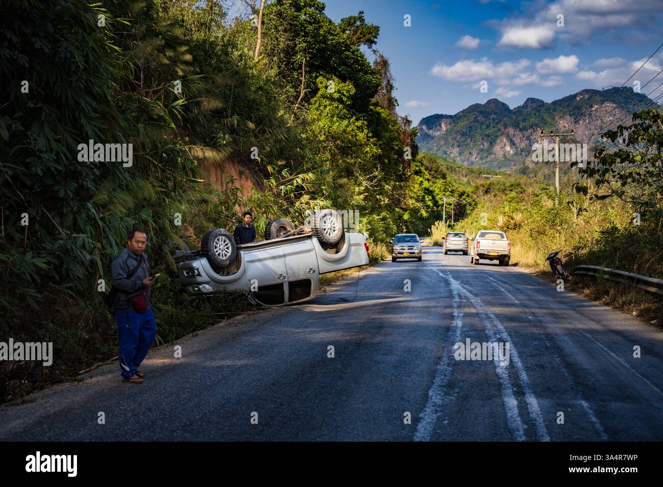 Une route rurale pittoresque en Asie du Sud-est encadrée par une végétation luxuriante, mettant en vedette un moment de voyage aventureux. Banque D'Images
