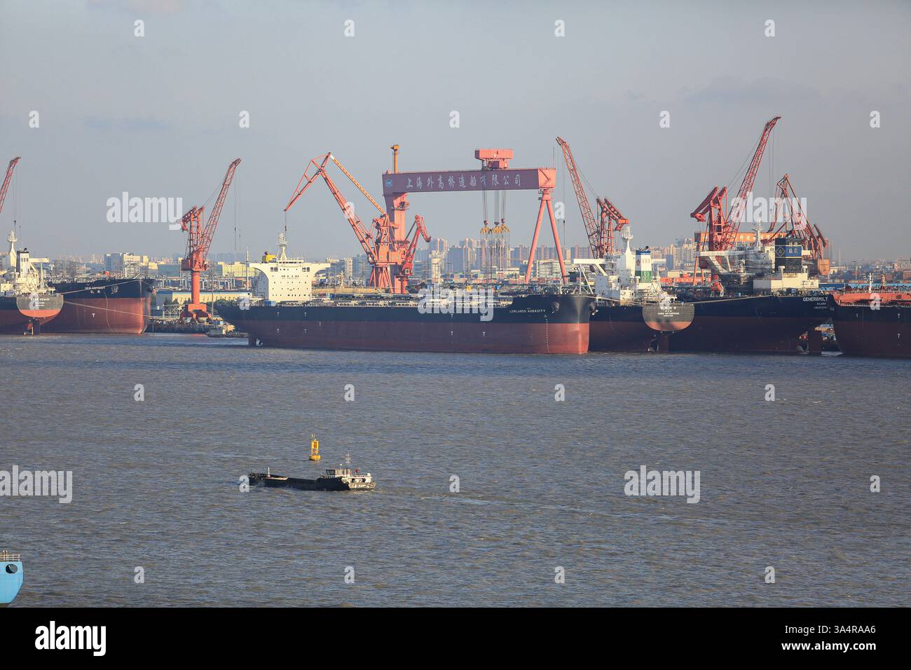 Photo du fichier : 19 mars 2025. Navires de charge en construction aux chantiers navals chinois de Waigaoqiao (CSSC - China State Shipbuilding Corp), Shanghai en 2017. Les industries du transport et de la logistique, l'industrie de la construction navale et de l'air, les importateurs/exportateurs de marchandises et de fret, les opérateurs portuaires, ainsi que les entreprises impliquées dans la vente, la transformation, le stockage ou le transport d'énergie ou de matières premières, et de nombreux autres secteurs de l'économie mondiale attendent avec impatience le 24 mars pour la conclusion de l'audition publique organisée par le représentant commercial des États-Unis (USTR) à...crédit : KEVIN IZORCE/Alamy Live News Banque D'Images Photo du fichier : 19 mars 2025. Navires de charge en construction aux chantiers navals chinois de Waigaoqiao (CSSC - China State Shipbuilding Corp), Shanghai en 2017. Les industries du transport et de la logistique, l'industrie de la construction navale et de l'air, les importateurs/exportateurs de marchandises et de fret, les opérateurs portuaires, ainsi que les entreprises impliquées dans la vente, la transformation, le stockage ou le transport d'énergie ou de matières premières, et de nombreux autres secteurs de l'économie mondiale attendent avec impatience le 24 mars pour la conclusion de l'audition publique organisée par le représentant commercial des États-Unis (USTR) à...crédit : KEVIN IZORCE/Alamy Live News Banque D'Images