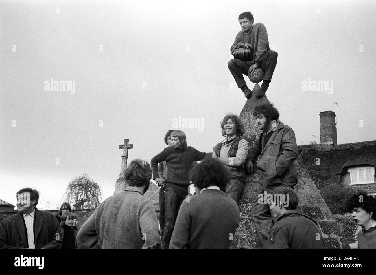Coup de pied de bouteille et brouillage de tarte au lièvre. Un jeu folklorique traditionnel du lundi de Pâques, joué entre les deux villages Hallaton et Medbourne. Au sommet du village Hallaton Buttercross sur le village Green Drinking gagnant le succès de l'une des bouteilles. Hallaton, Leicestershire, Angleterre années 1971 1970 Royaume-Uni HOMER SYKES Banque D'Images