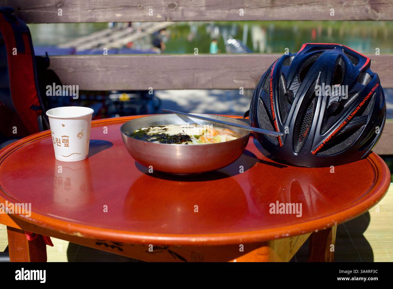 Comté de Damyang, Corée du Sud - 24 septembre 2020 : un bol vapeur de guksu myeolchi, soupe de nouilles à base d'anchois, repose sur une table traditionnelle en bois Banque D'Images