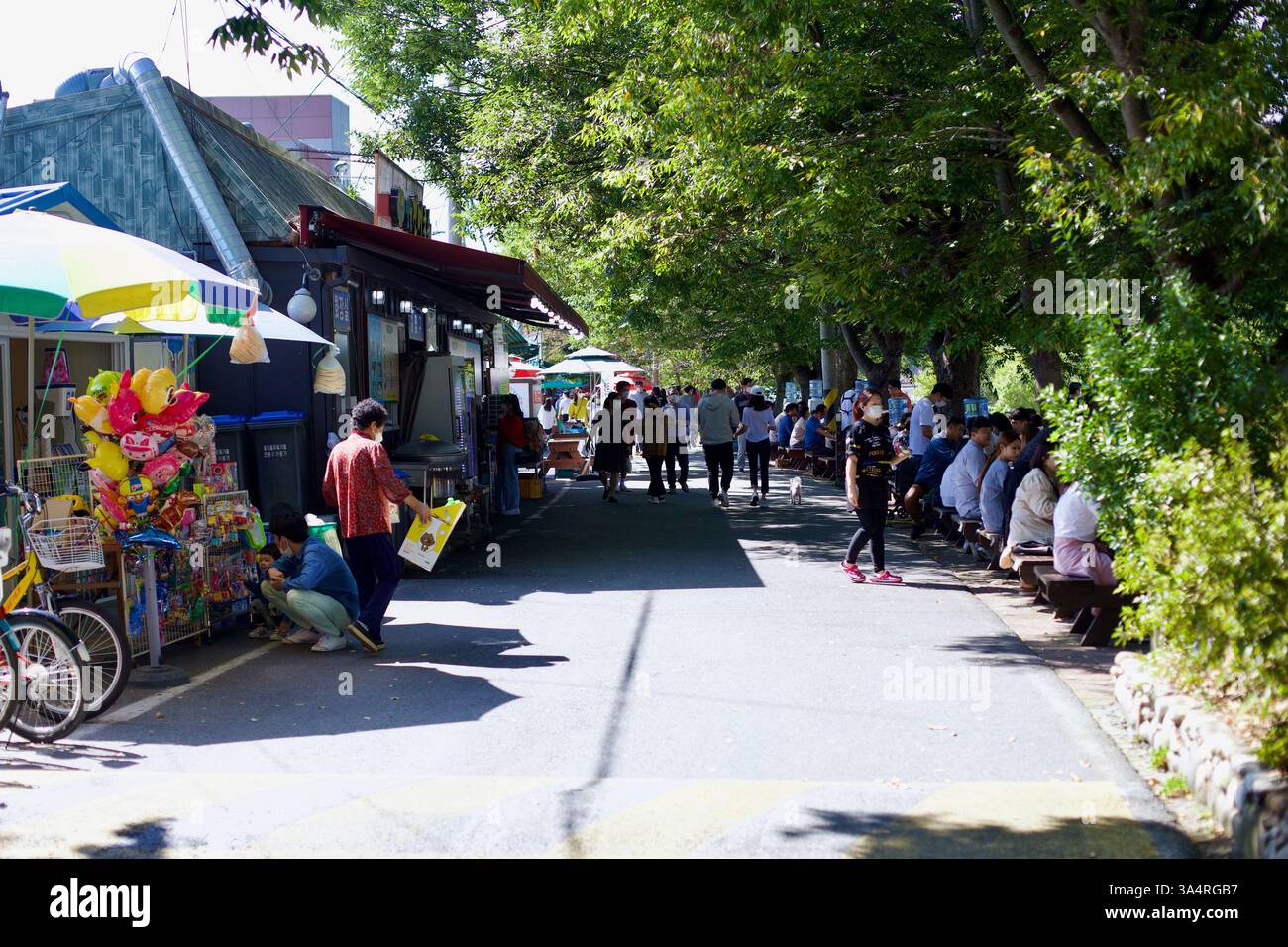 Comté de Damyang, Corée du Sud - 24 septembre 2020 : les visiteurs se promènent dans Damyang Noodle Street, où les restaurants en plein air servent des plats traditionnels coréens Banque D'Images