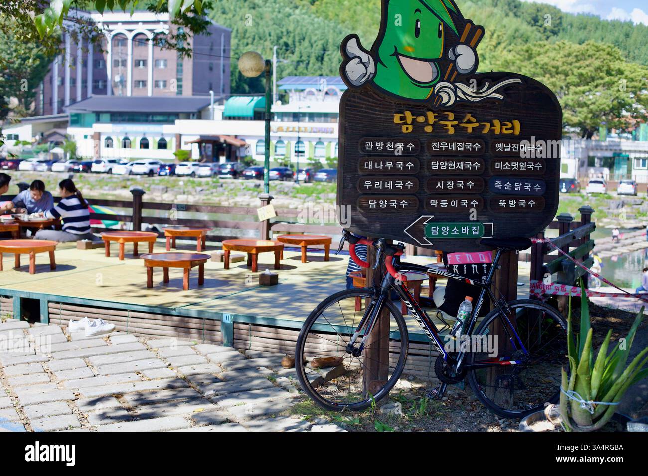 Comté de Damyang, Corée du Sud - 24 septembre 2020 : une plate-forme traditionnelle en bois avec des tables basses offre des places assises en plein air le long de Damyang Noodle Street, Banque D'Images