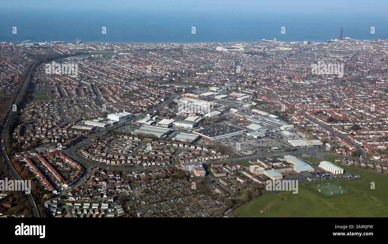 Vue aérienne de Blackpool, Lancashire de l'est regardant à travers la ville vers la mer d'Irlande. Le premier plan comprend Asda & St George's School Banque D'Images