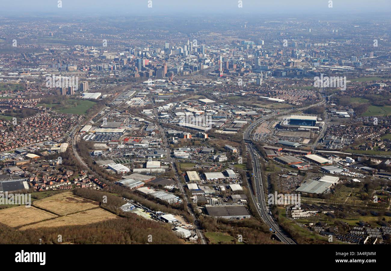 Vue aérienne de la ville de Leeds depuis le SW en regardant l'autoroute M621 et la route A62 à travers les zones industrielles sur la route de Gelderd et près de Beeston Banque D'Images
