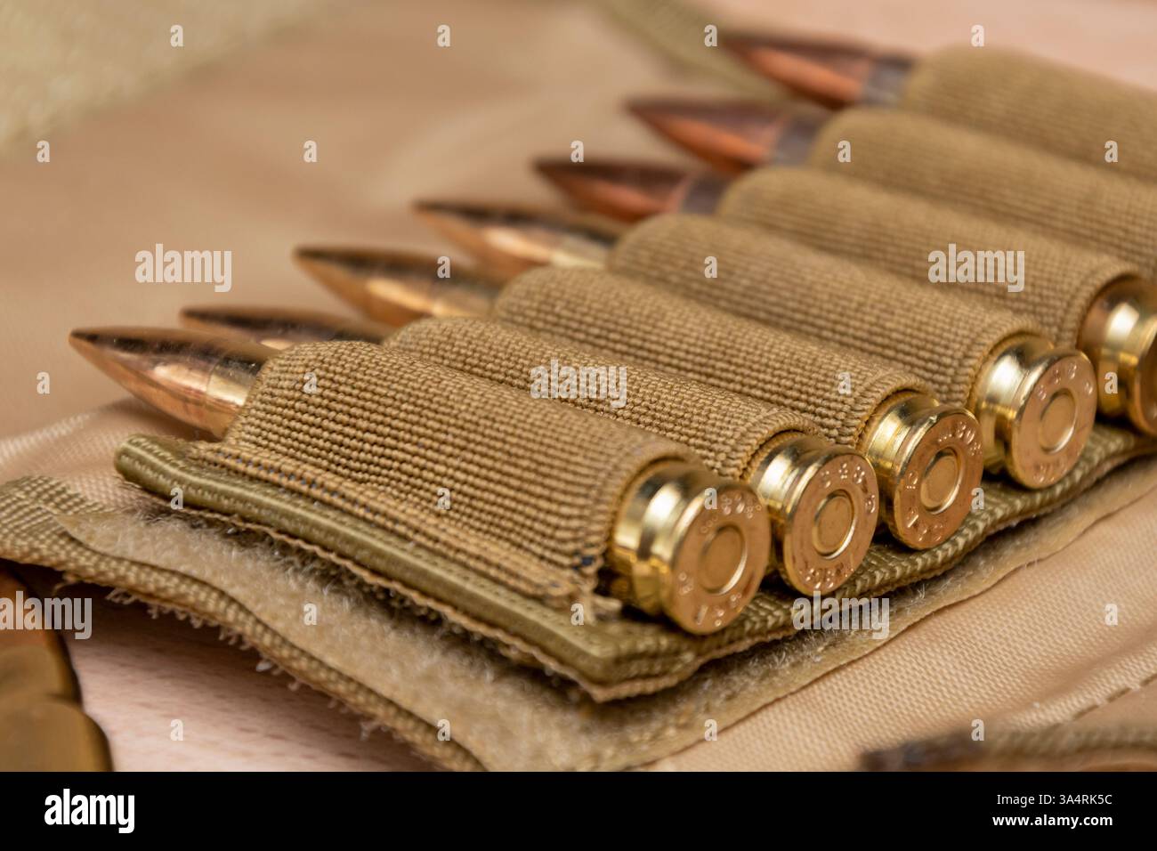 Munitions militaires : munitions dans la poche et sur la table. Banque D'Images
