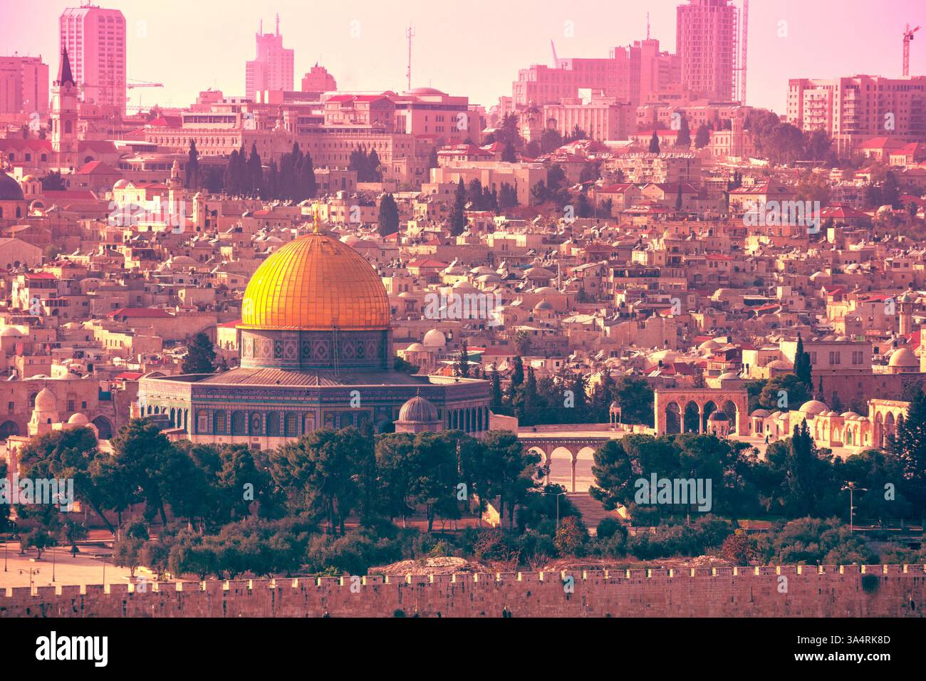 Vue panoramique depuis le Mont Olive de la vieille ville de Jérusalem et le Dôme du Rocher, le Mont du Temple (Har Ha Bayit) au coucher du soleil, Israël Banque D'Images