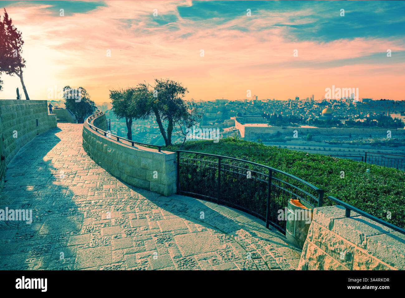 Vue du Mont des oliviers à la vieille ville de Jérusalem pendant le coucher du soleil, Israël Banque D'Images