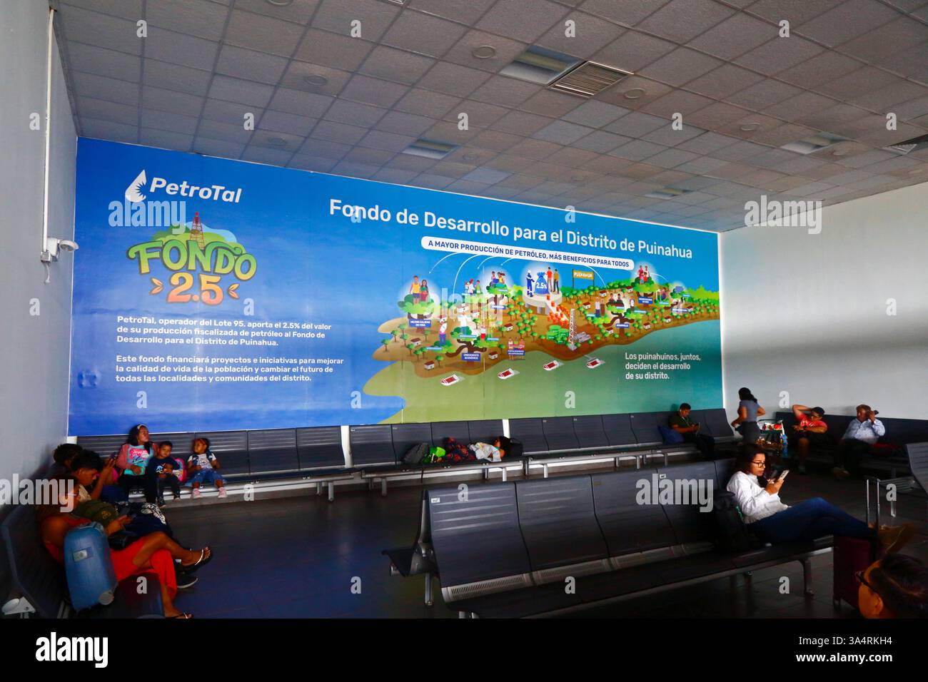 Peinture murale à l'intérieur du terminal de l'aéroport expliquant les avantages du projet de champ pétrolier de Puinahua pour la région, Iquitos, région de Loreto, Pérou Banque D'Images Peinture murale à l'intérieur du terminal de l'aéroport expliquant les avantages du projet de champ pétrolier de Puinahua pour la région, Iquitos, région de Loreto, Pérou Banque D'Images