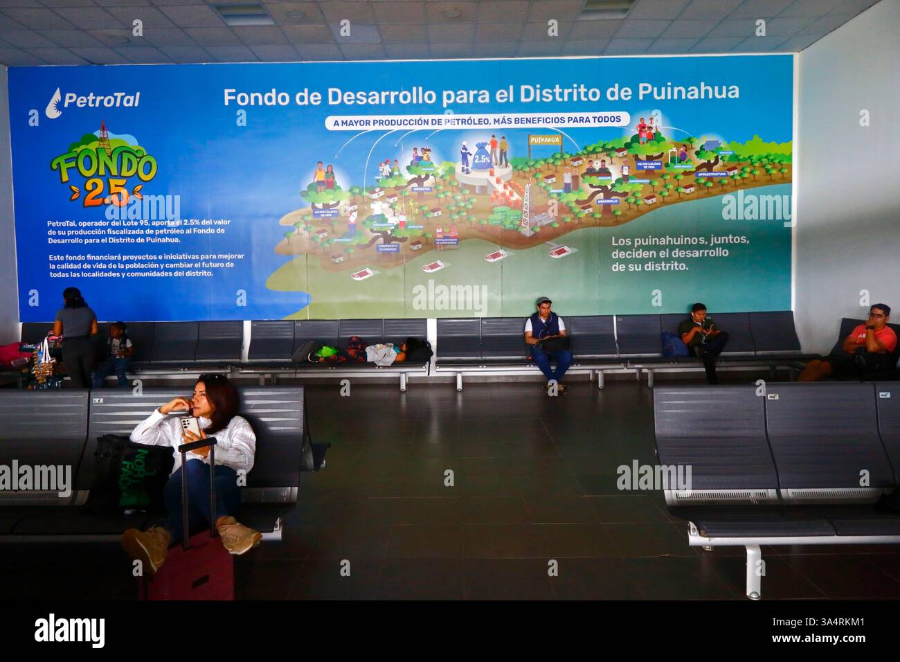 Peinture murale à l'intérieur du terminal de l'aéroport expliquant les avantages du projet de champ pétrolier de Puinahua pour la région, Iquitos, région de Loreto, Pérou Banque D'Images Peinture murale à l'intérieur du terminal de l'aéroport expliquant les avantages du projet de champ pétrolier de Puinahua pour la région, Iquitos, région de Loreto, Pérou Banque D'Images