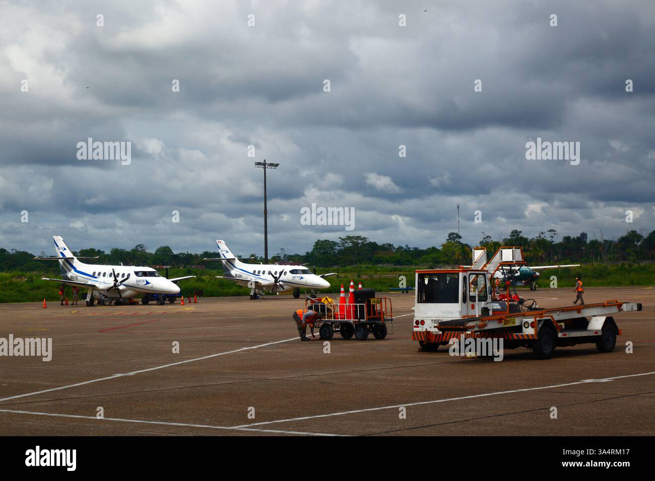 Camion de livraison de bagages et avion BAE Jetstream 32EP appartenant à Saeta (une petite compagnie aérienne péruvienne locale) sur la rampe de l'aéroport, Iquitos, Pérou Banque D'Images Camion de livraison de bagages et avion BAE Jetstream 32EP appartenant à Saeta (une petite compagnie aérienne péruvienne locale) sur la rampe de l'aéroport, Iquitos, Pérou Banque D'Images