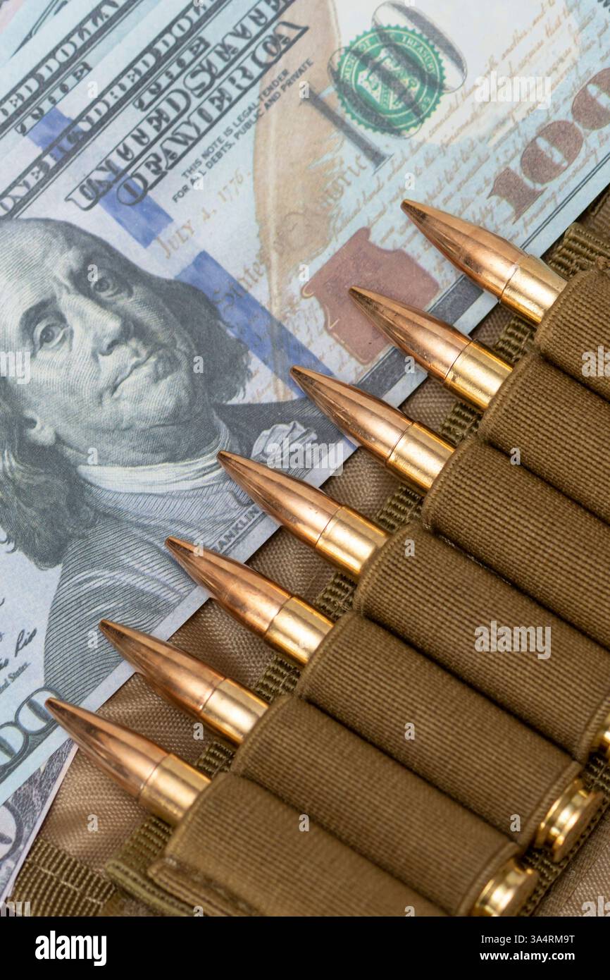Munitions en arrière-plan des billets de banque américains, reflet du lien entre les armes à feu et la finance Banque D'Images