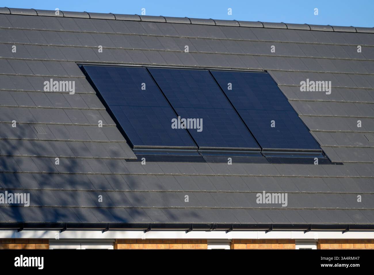 Panneaux solaires sur une nouvelle maison Banque D'Images