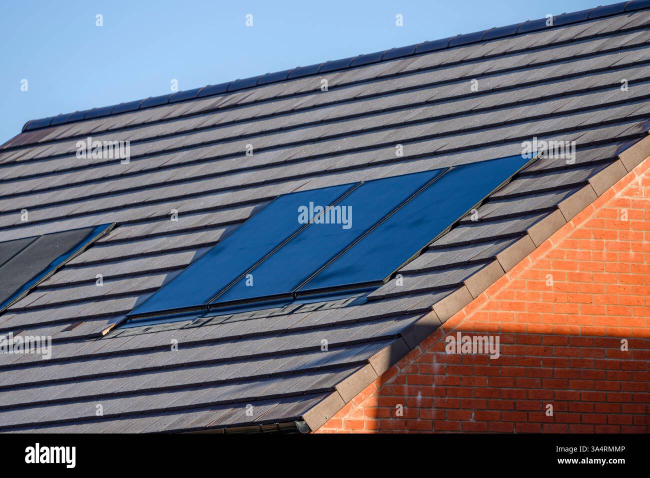 Panneaux solaires sur une nouvelle maison Banque D'Images