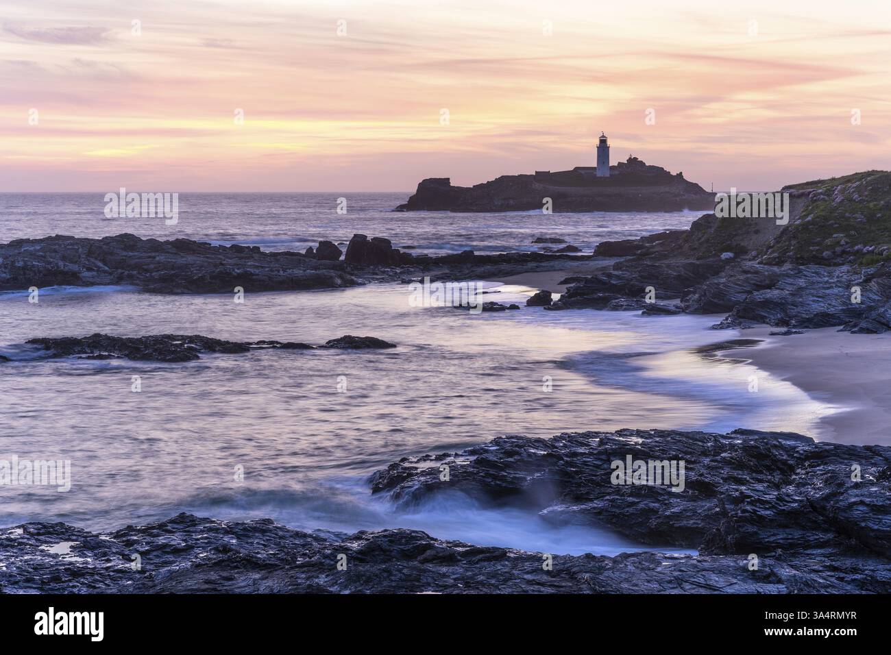 Phare de Godrevy, le phare de Godrevy sur l'île Godrevy. Le soir au coucher du soleil. Exposition prolongée. Cornouailles, Angleterre, Grande-Bretagne Banque D'Images