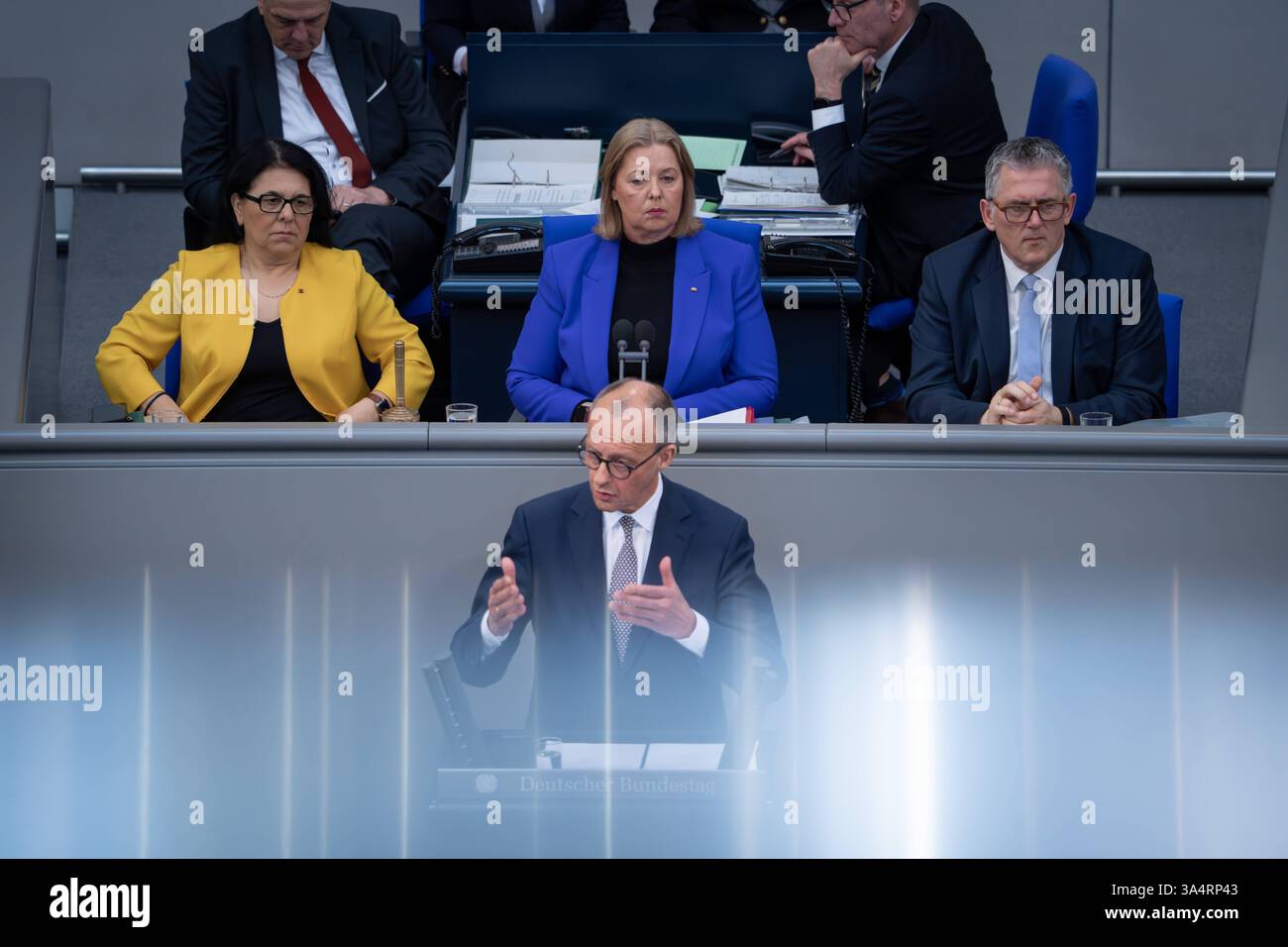 Deutscher Bundestag, 214. Plenarsitzung Friedrich Merz CDU i BEI seiner Rede zum Tagesordnungspunkt Aenderung d. Grundgesetzes Art. 109, 115, 143h, 87a und dem Praesidium im Hintergrund BEI der 214. Sitzung des Deutschen Bundestag à Berlin, 18.03.2025 Berlin Berlin Deutschland *** Bundestag allemand, 214 session plénière Friedrich Merz CDU i lors de son intervention sur le point de l'ordre du jour modification de la Loi fondamentale Art. 109, 115, 143h, 87a et le Présidium en arrière-plan à la session 214 du Bundestag allemand à Berlin, 18 03 2025 Berlin Allemagne Banque D'Images