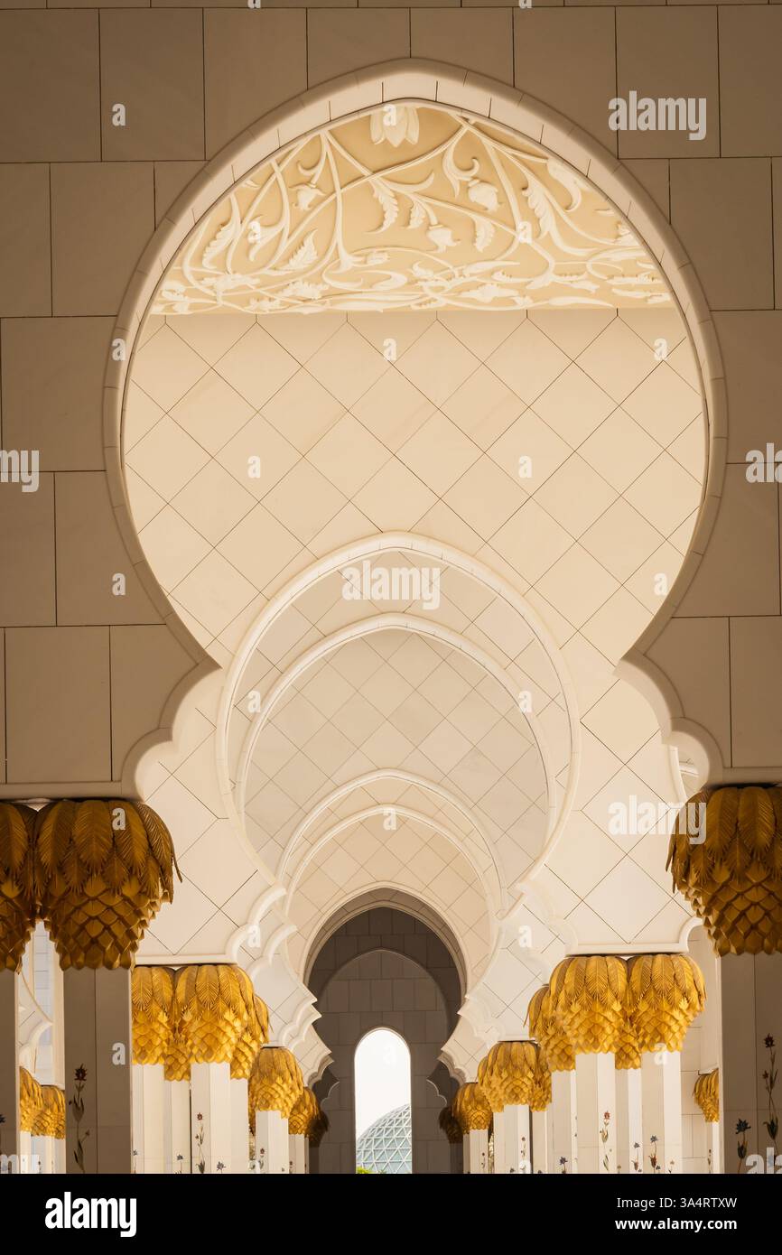 Abu Dhabi, eau - 9 mars 2025 : détails architecturaux de la sublime mosquée Abu Dhabi - Emirats Arabes Unis - voyage - 22 Banque D'Images