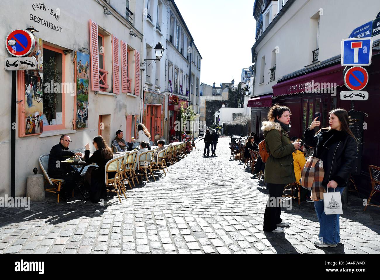 Le Poulbot Café au printemps à Montmartre - Paris - France Banque D'Images