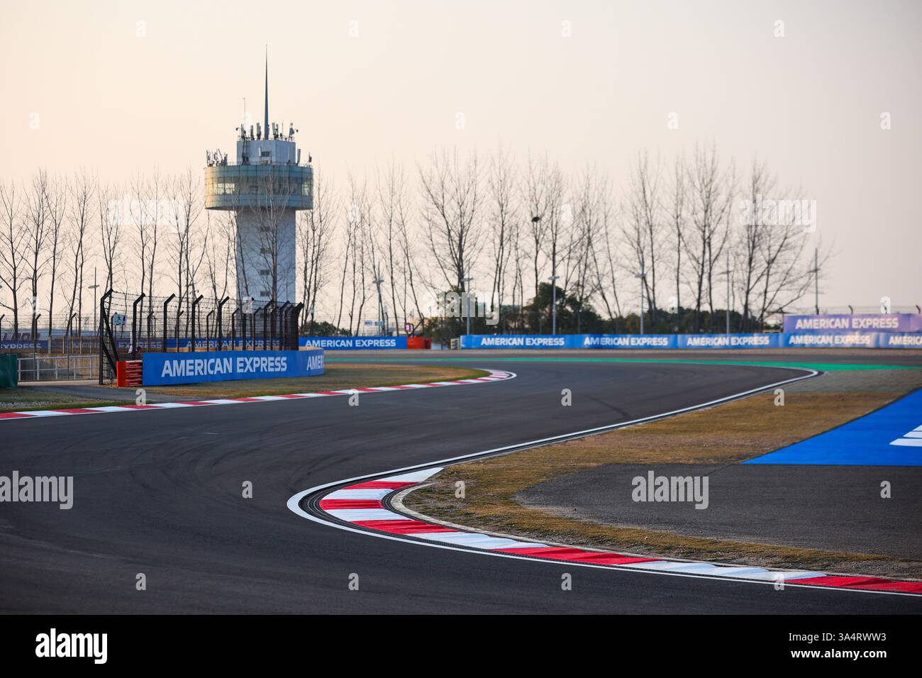 SHANGHAI, CHINE- 19 MARS : présentation générale de la piste en avant-première du Grand Prix de F1 de CHINE sur le circuit international de Shanghai le 19 mars 2025 à Shanghai, en Chine. (Photo de Zhu Xingjian/Paddocker) Banque D'Images