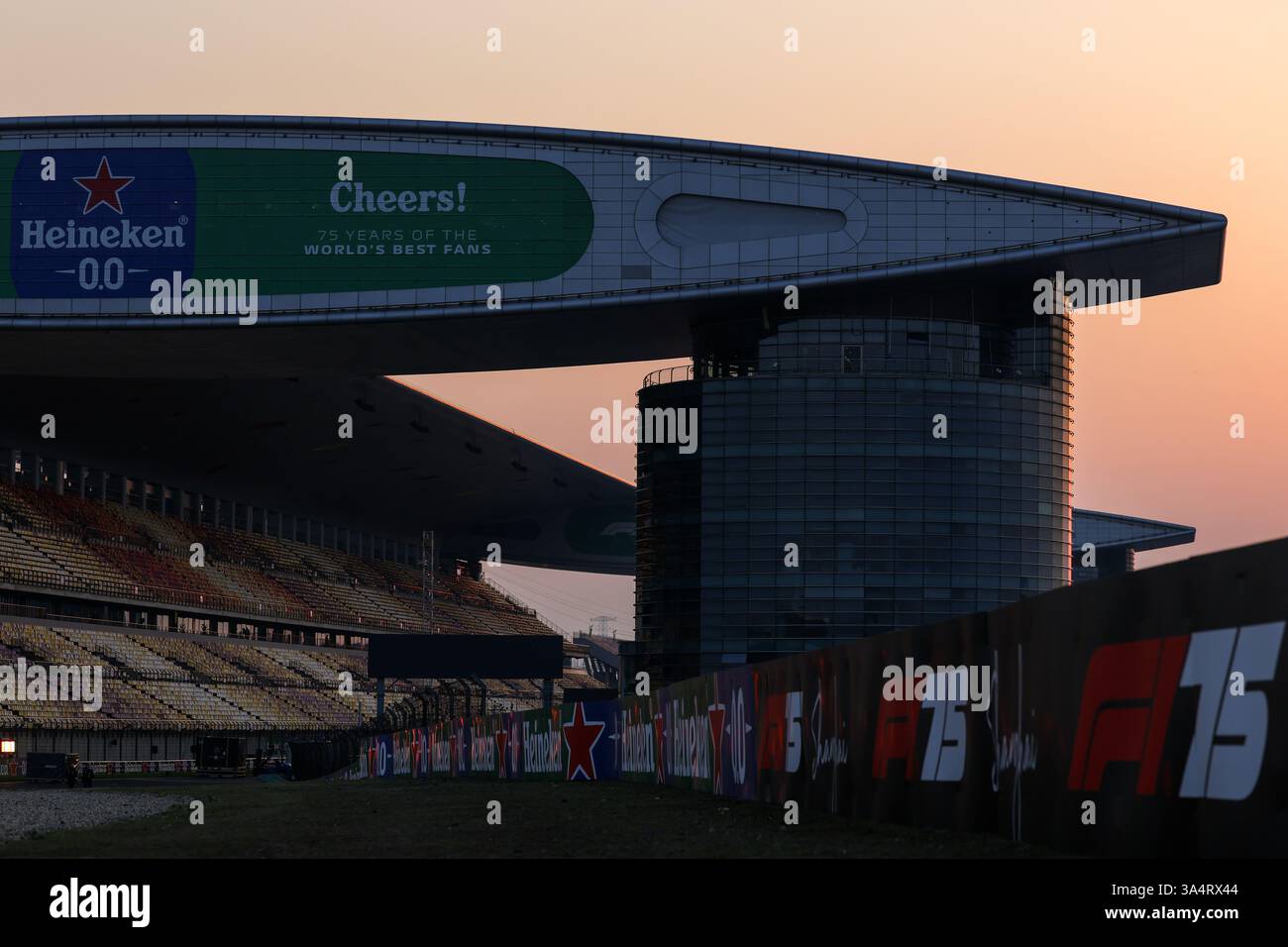 SHANGHAI, CHINE- 19 MARS : présentation générale de la piste en avant-première du Grand Prix de F1 de CHINE sur le circuit international de Shanghai le 19 mars 2025 à Shanghai, en Chine. (Photo de Zhu Xingjian/Paddocker) Banque D'Images